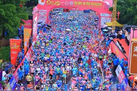 浪漫不止步——2025弥勒“玫瑰马”激情开跑图片