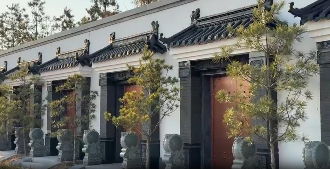 吉林一地惊现超豪华“住宅式”墓地,独门独户、上下两层…网友:还以为是度假村,竟然是墓地-图1