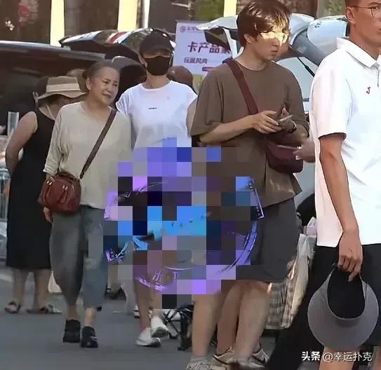 宋佳牵母亲逛工作室，镜头后的温情，比热搜更动人