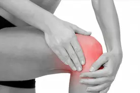 中老年人膝盖痛怎么办？医生：教你一个缓解疼痛的好办法！图片