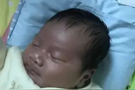 宝妈生下“黑人宝宝”，并非混血，小夫妻一脸迷惘，医生：是亲生图片