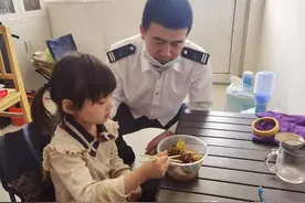 爷孙俩外出游玩走散 公交人齐心助团圆图片