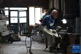 85岁老铁匠的“千锤百炼”图片