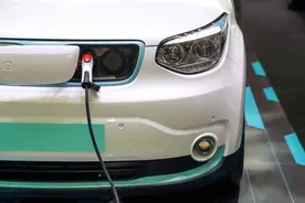 养一辆10万的纯电动车与一辆10万的油车，8年的花费差距有多大？图片