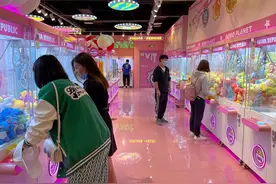 【透视社·民生沸点】软萌抓娃娃套路深？人为控制抓取概率，玩偶甲醛超标质量良莠不齐图片