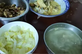 4个菜招待20多个客人，三嫂家的待客法全国独一份图片