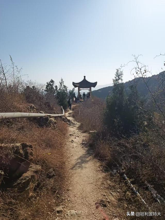 怒征西山公园，立在539.8米的顶峰