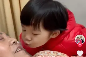 4岁天赐去医院探望母亲，两次亲吻母亲令人泪目，72岁父亲显担忧图片