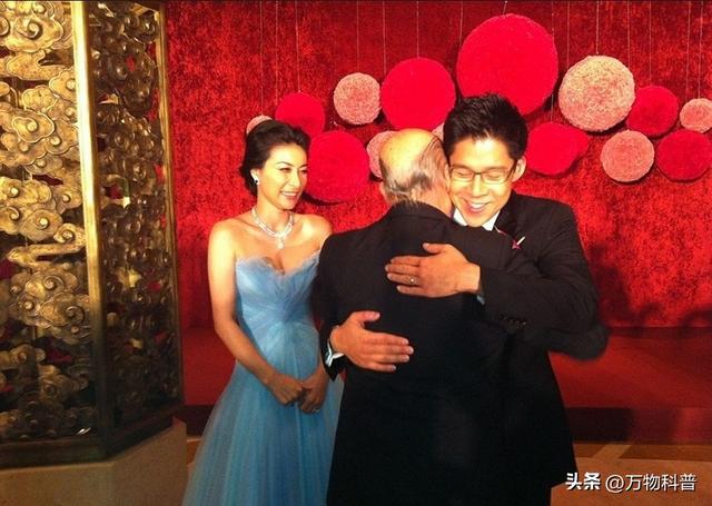 霍震霆没想到，44岁儿媳郭晶晶再次官宣喜讯，让整个阔太圈沉默了