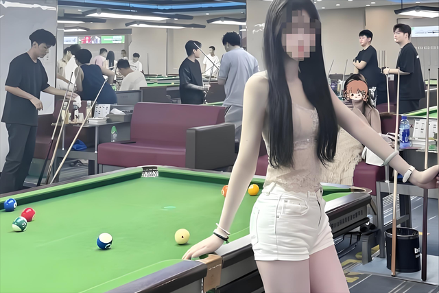 台球厅被曝“特殊服务”：包暗藏玄机，美女助教服务有猫腻