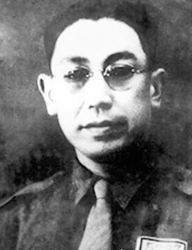 老蒋临死都想不到，最大的卧底不是吴石，而是天天陪他开会的他！