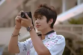 男大学生扎堆做地陪，几百到上千元陪游一天主打情绪价值图片