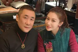章子怡哥嫂庆结婚19年，章子男满头白发显老态，反被儿子夸变好看图片
