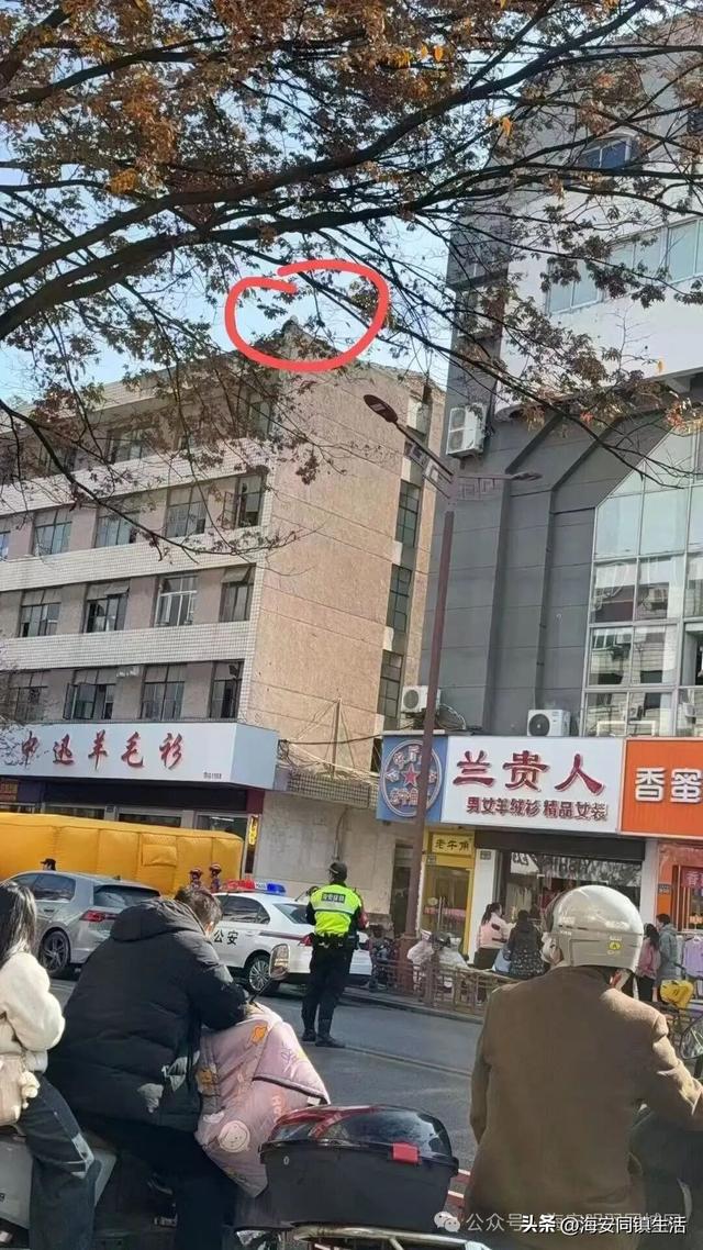 突发事件！某人坐在楼上……