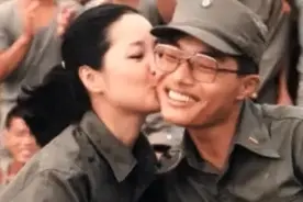 41年前,邓丽君当众亲吻过一位士兵,后来这士兵:三天没有洗过脸图片