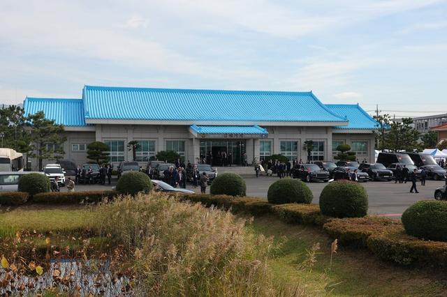 特朗普早早到场，与中方谈完100分钟后，亲自把中方领导人送上车