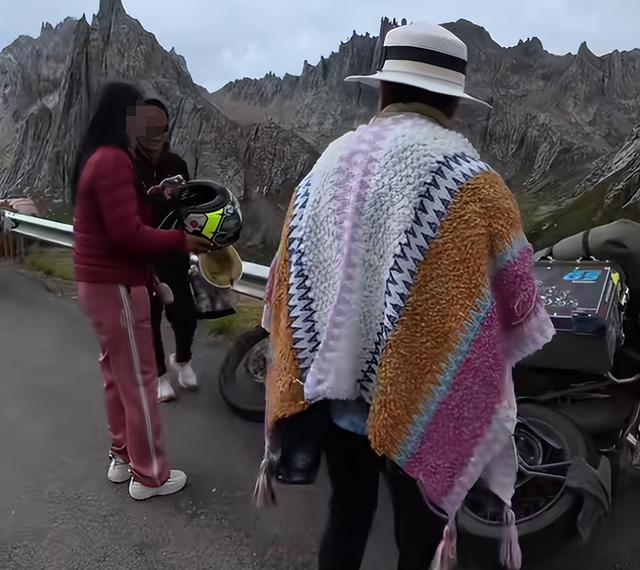 大妈旅行弄坏别人摩托车，不愿赔钱，车主太倒霉
