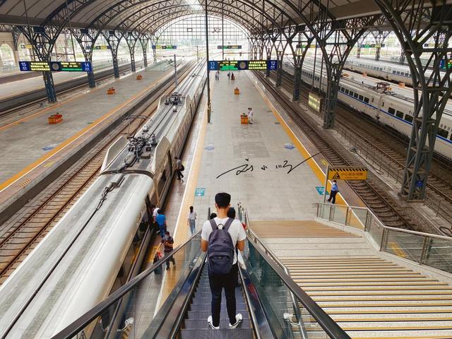 现在这个阶段，建议大家不要出国旅游，毕竟国内旅游更需要支持！