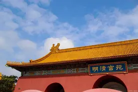 他花8亿拆了13座山造假故宫，票价是真故宫3倍，每年却人山人海！图片