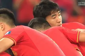 国足乱中送点！4万人面前，孙兴慜挑衅：“闭嘴”手势庆祝图片