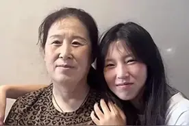 姜萍在老家和家人庆祝，父母朴实，父亲捧鲜花，母女合照太有爱图片