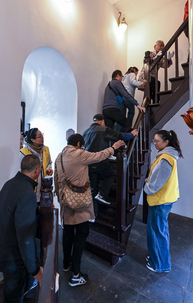 秋爽登文峰 塔下聚宾朋