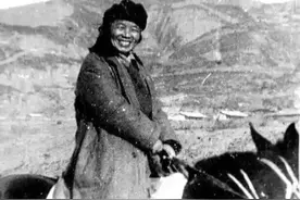 她曾是红军唯一女将领，这是1950年留影，46岁，眼神坚毅如铁图片