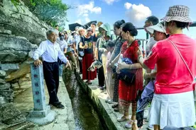 时代楷模黄大发为游客义务讲解图片