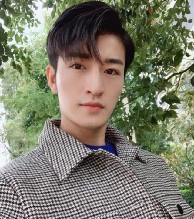 尹颂：靠颜值和实力主持春晚，如今事业稳定，女儿遗传高颜值
