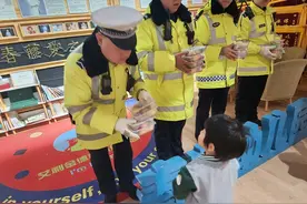 太原交警：冬至，幼儿园的老师和小朋友们给一线执勤交警送来温暖的饺子！图片