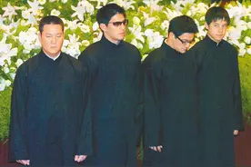 2004年，蒋方良葬礼上，蒋介石四个重孙终于同框，一张罕见的合影图片