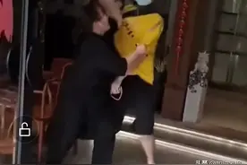 后续来了！外卖小哥语言侮辱女子被打，网友们评论太搞笑图片