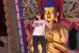 佛像事件引关注：山西应县女游客攀爬佛像高喊挑衅，警方已处理图片