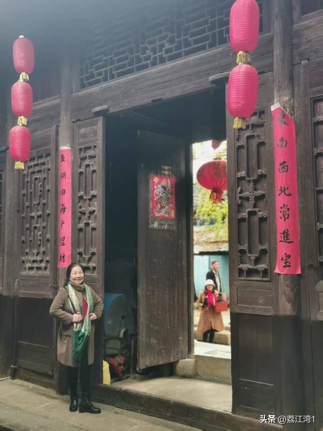 游长岗岭古村，观飘黄银杏