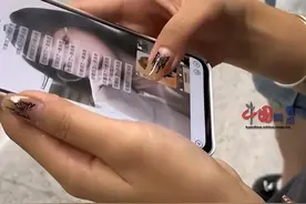 女生误将自拍照发工作群2分钟撤50张，朋友：她手都抽筋了图片