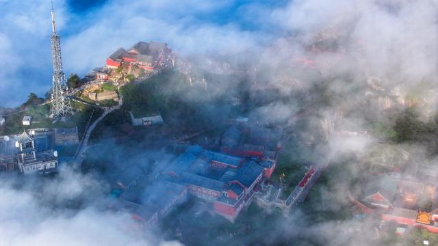 秋雨之后，泰山之巅云海翻涌似仙境