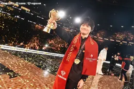 长生的“重铸中路荣光”之路：从被群嘲的新人到首个年总FMVP图片