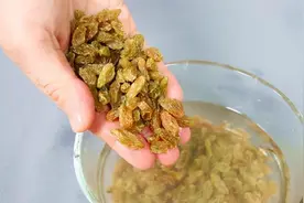 吃葡萄干时，要不要洗一下？这次终于有答案了，很多人都吃错了！图片