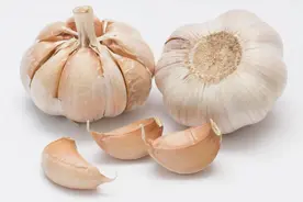 64岁男子每天坚持生吃大蒜，抵抗肿瘤，三个月后身体状况如何了？图片