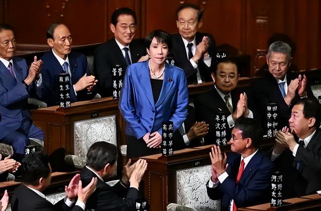 关键指标99%	，高市乐得连喊3声“万岁”，麻生太郎：中国不足畏惧