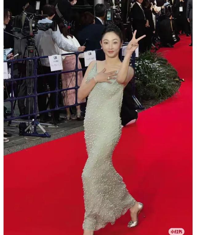 41岁白百何现身东京,她的下跨变得好大啊,脸也胖了,变化真大