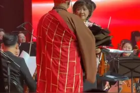 笑不活了，网红唐僧扮演者为71岁朱琳献花，曾经的女儿国王恍惚了图片
