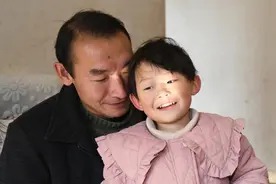 秦巴山区，残疾伉俪携手种出幸福花图片