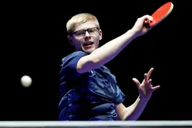 国乒双雄太凶残！彻底征服勒布伦兄弟：弟弟暴捶球拍 哥哥双膝跪地图片