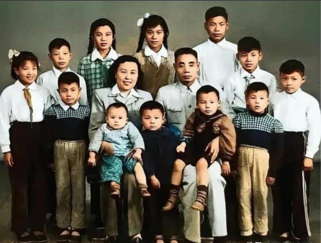 将军家的罕见合影：12子女排成行，周总理称夫人是“航空母舰”