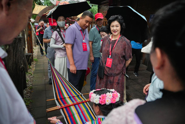 全国劳模代表团赴云南民族村参观考察