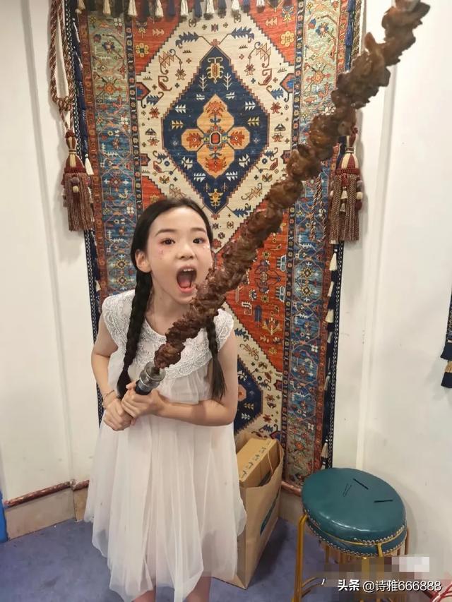 佟丽娅带董璇和小酒窝在新疆吃喝玩乐，两位姐姐都美得很高级！