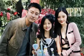 12岁甜馨发小时候的视频配文“我想回到过去”，此前与李小璐贾乃亮合体出游图片