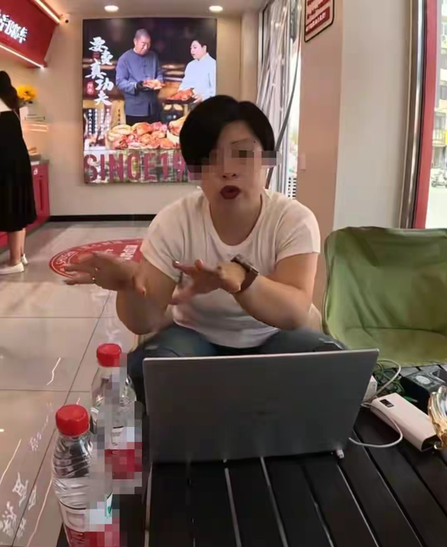 徒步200公里体验0花费，女子全程白嫖，自认为坚强，被老板上课