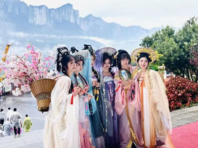 品社饭、赏花神、放纸鸢：大峡谷清明踏青活动解锁土家春日新体验